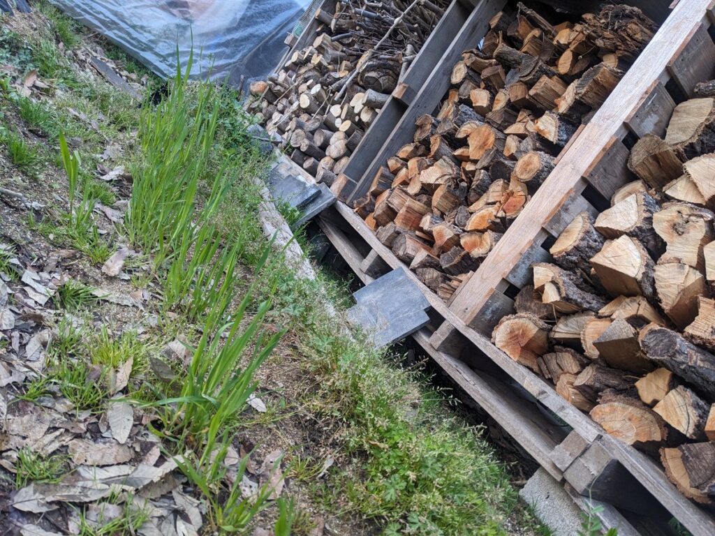 積み上げられた薪